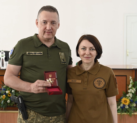 «Знак пошани» –– найвищу відомчу нагороду майорові Чорному вручила заступниця міністра оборони Ганна Маляр